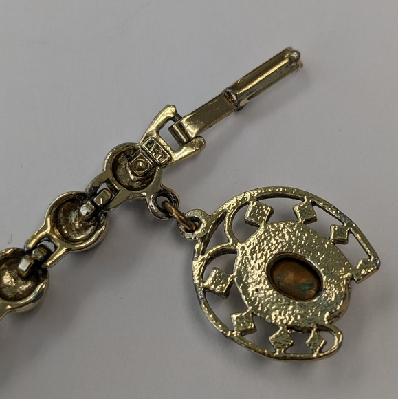 EVC SIGNED ART GOLD TONE W/GREEN RHINESTONES & FAUX PEARLS CHARM BRACELET - Picture 14 of 14